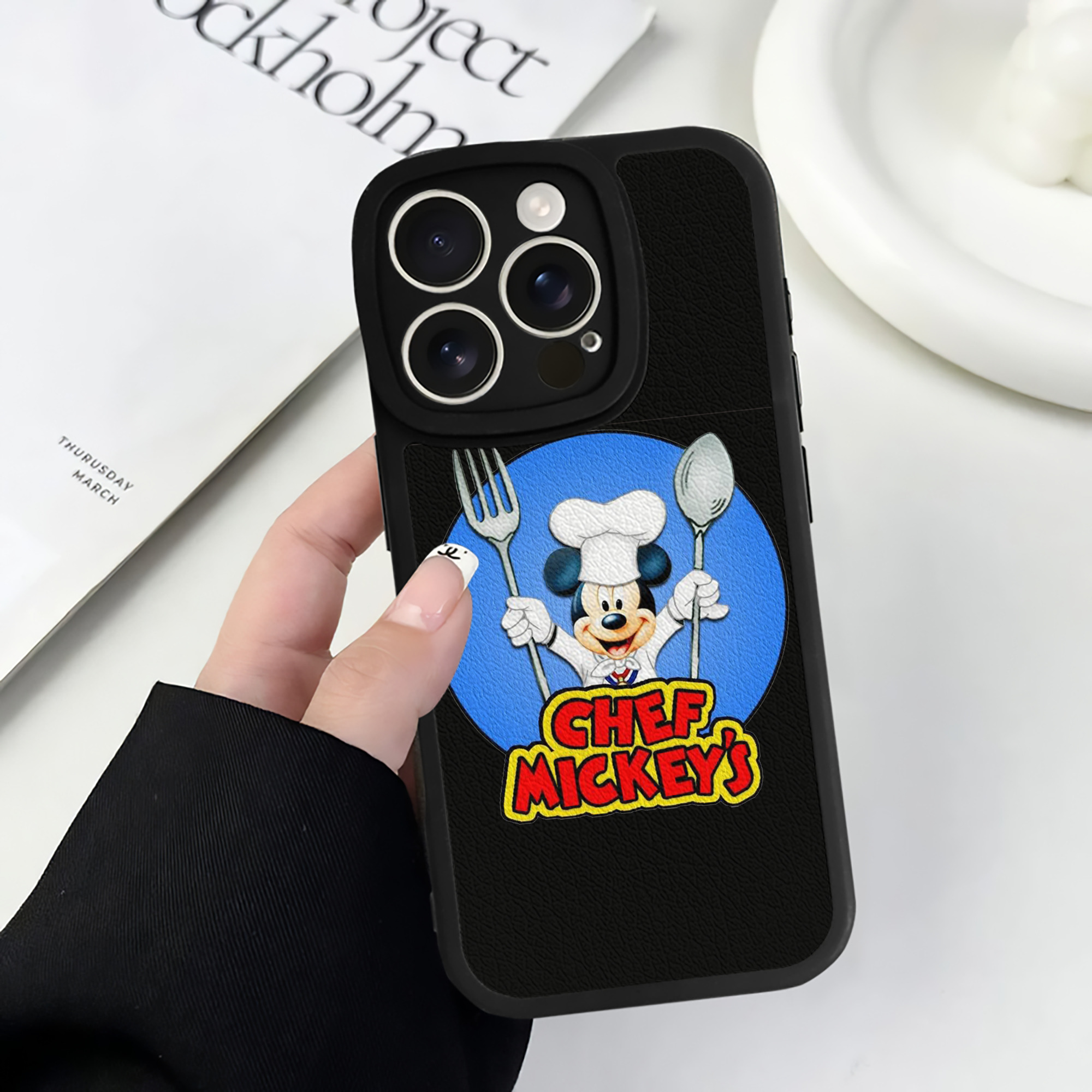 （画像用） ミッキーマウス Mickey Mouse 【iPhone 16シリーズ対応】シリコンスマホケース（レザー調） 材質：シリコン